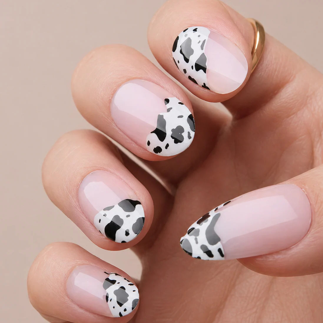 Faux Ongles Noir et Blanco Vache Amande Courts